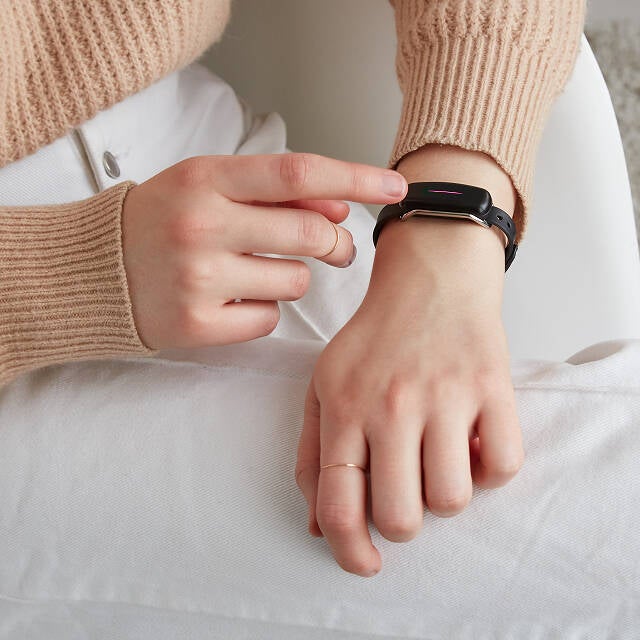 Touch-Bracelets-Long-Distance-Valentines-Day-Uncommon-Goods.jpg